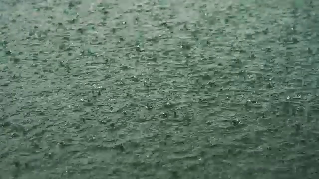 雨水落在水面上视频素材