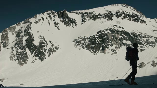 越野滑雪者与断臂滑雪过去雪山在瑞士阿尔卑斯山视频素材