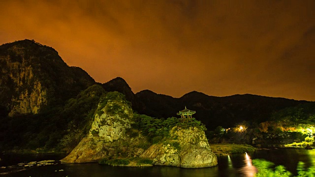 摄于卧流峰山顶的凉亭和河上视频素材