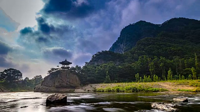 摄于卧流峰山顶的凉亭和河上视频素材