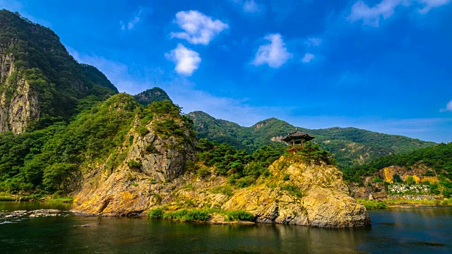 摄于卧流峰山顶的凉亭和河上视频素材