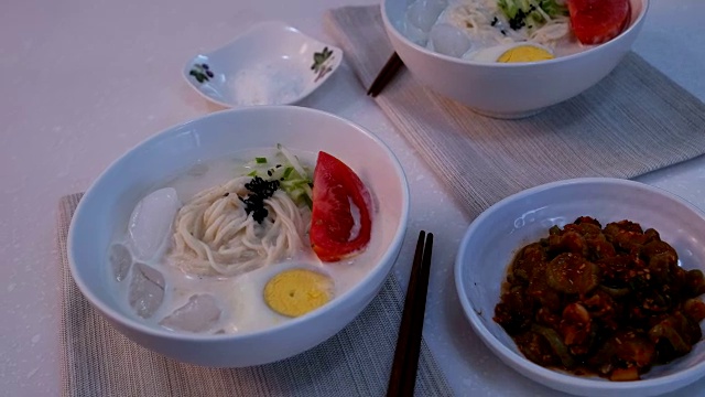 Kongguksu(一种季节性的韩国面食，放在冷豆浆汤中)视频素材