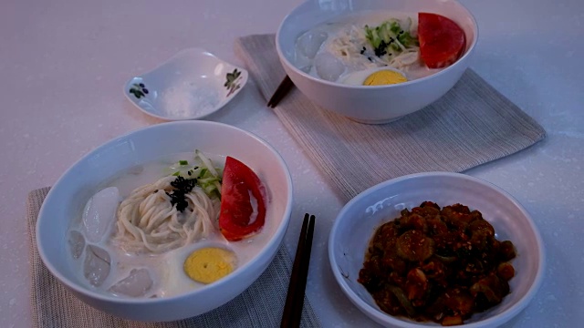 Kongguksu(一种季节性的韩国面食，放在冷豆浆汤中)视频素材