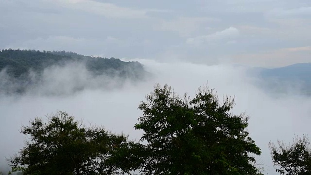 日落时山谷有浓雾视频素材