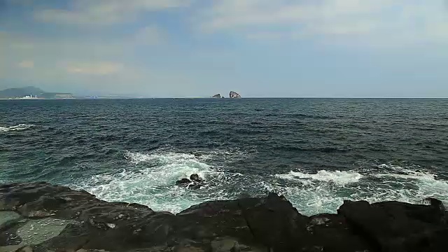 济州岛的贤真岛(兄弟岛-以钓鱼闻名)海景视频素材