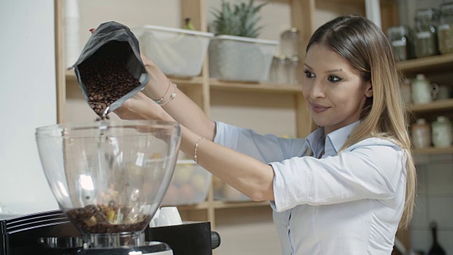 年轻女子在咖啡馆工作视频素材