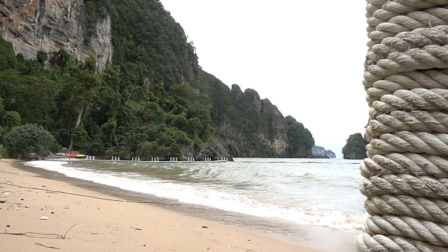 海浪在海滩上的慢镜头视频素材