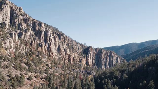 风景优美，飞过山谷，飞向群山视频素材