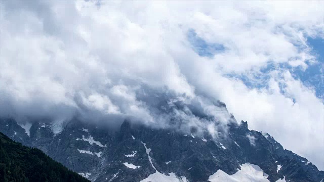 Aiguille du Midi with clouds。4 k间隔拍摄视频素材