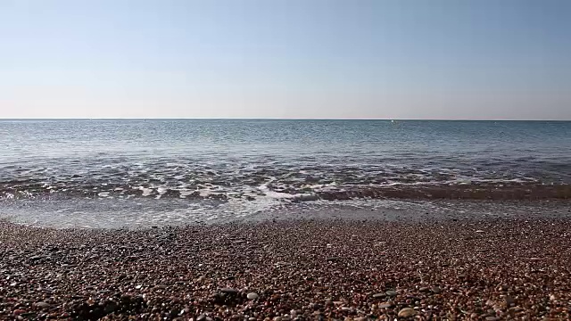 高清:背景清空了沙滩和海浪视频下载