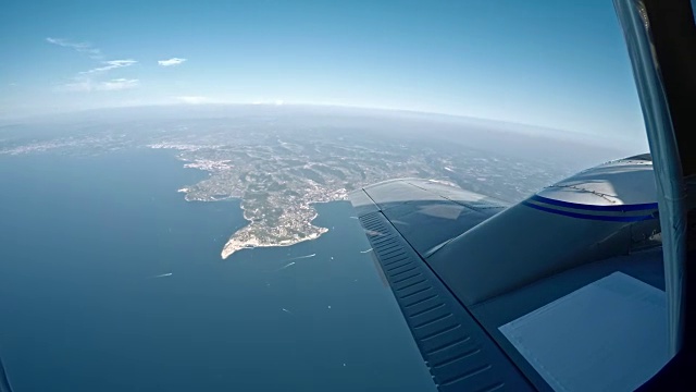 高空跳伞者望着飞机视频素材