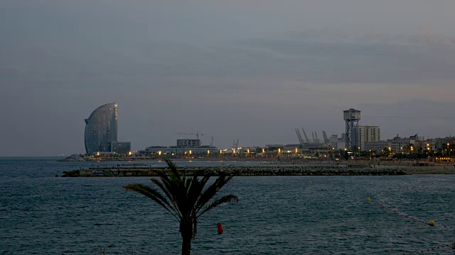 巴塞罗那城市海岸的夜景视频素材