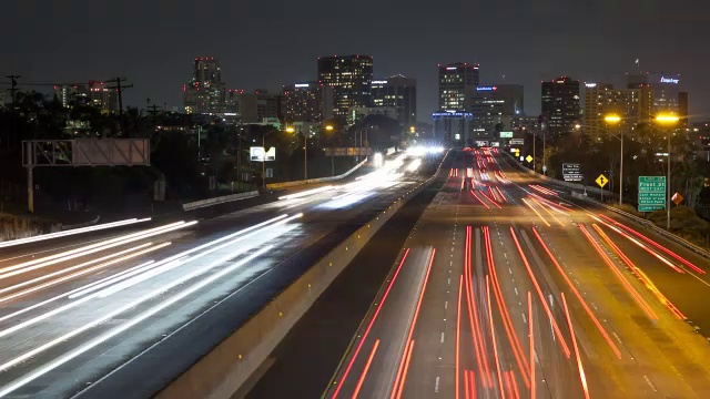 WS T/L夜间街道上的交通，以现代城市为背景视频素材