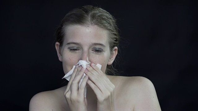 一个情绪化的年轻女人在哭泣。视频素材