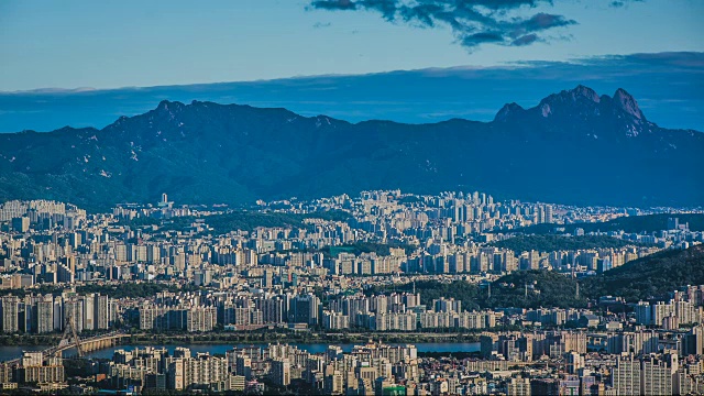 汉江上的奥林匹克大桥是首尔市中心的城市景观视频素材