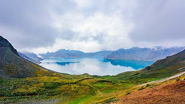 白头山火山口湖，位于朝鲜和中国的边界视频素材