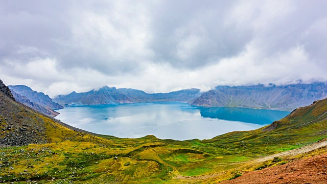 白头山火山口湖，位于朝鲜和中国的边界视频素材