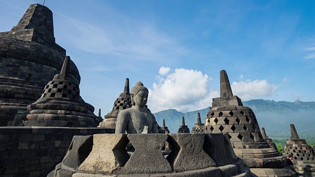 印度尼西亚爪哇日惹婆罗浮屠寺的古代佛像和佛塔。视频素材