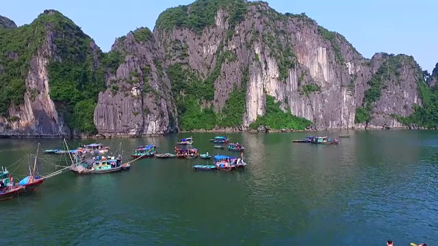 无人机拍摄的越南下龙湾美丽的海景。下龙湾是越南广宁的世界自然遗产。视频下载