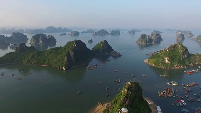 无人机拍摄的越南下龙湾美丽的海景。下龙湾是越南广宁的世界自然遗产。视频下载