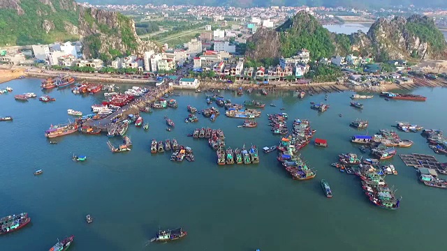 无人机拍摄的越南下龙湾美丽的海景。下龙湾是越南广宁的世界自然遗产。视频下载