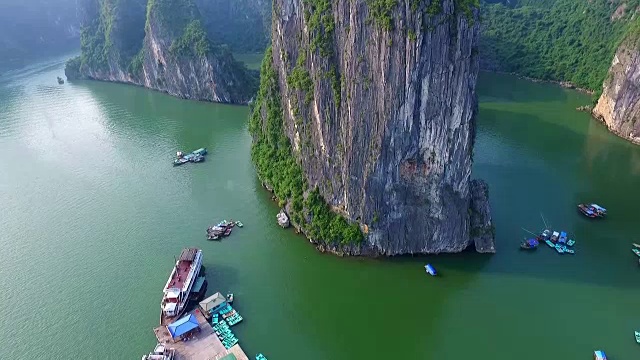 无人机拍摄的越南下龙湾美丽的海景。下龙湾是越南广宁的世界自然遗产。视频下载