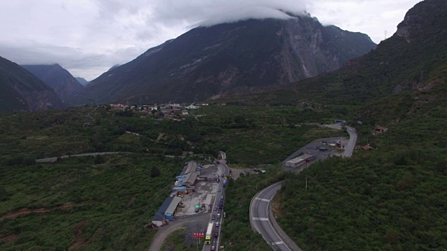 中国西部的山路视频下载