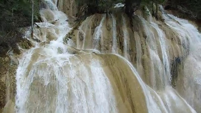 瀑布在四川视频素材