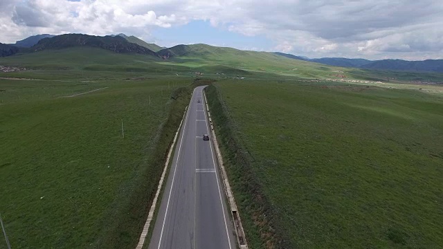 在道路上行驶的车辆鸟瞰图视频素材