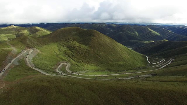 中国西部山区公路鸟瞰图视频素材