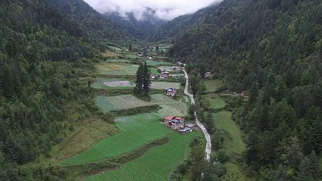 中国西部一个少数民族村庄的鸟瞰图视频素材