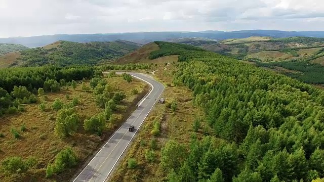 中国西部山区公路上行驶的车辆视频下载