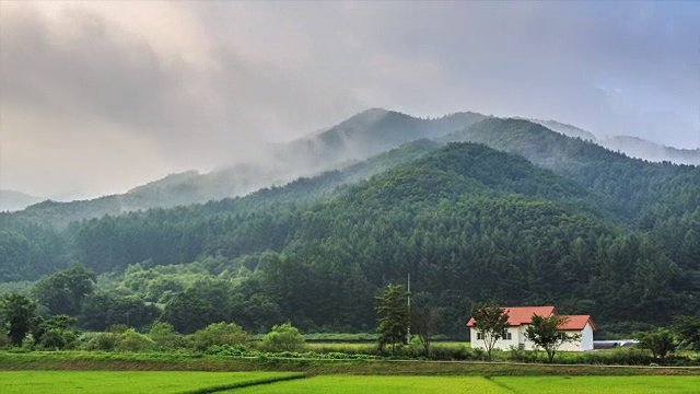 山上晨雾的时间流逝视频下载