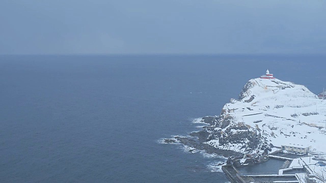 日本北海道小taru的气象山灯塔，冬雪过后视频素材