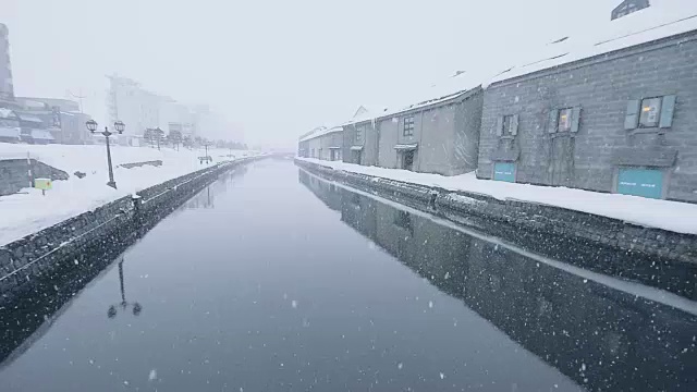 日本小樽城著名的历史运河上的雪视频素材