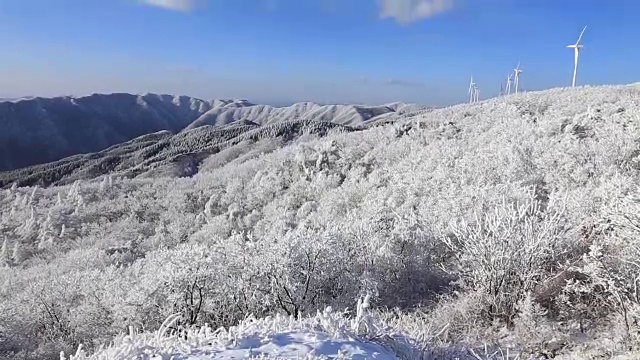 用风力发电机拍摄的太极山雪景视频素材