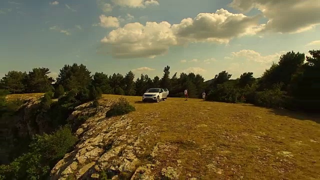 无人机拍摄了一个家庭冒险与越野车4x4汽车在一个夏天的公路旅行通过加泰罗尼亚比利牛斯山与令人惊叹的景色从山顶。4 k UHD。视频素材