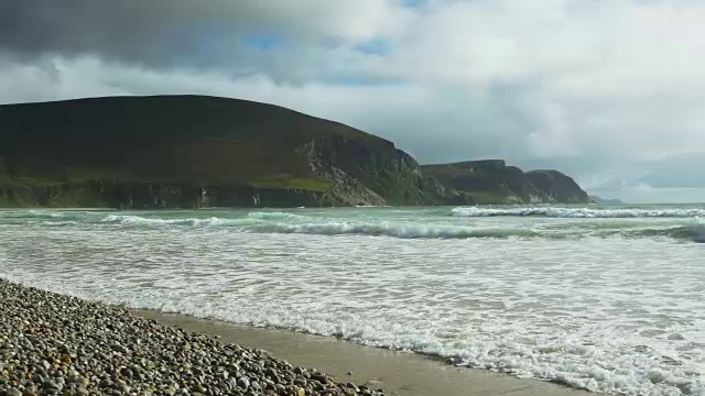 爱尔兰阿基尔岛的龙骨海滩和杜埃加岬视频素材