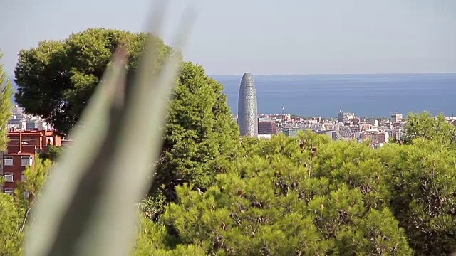 巴塞罗那加泰罗尼亚市景公园guell torre agbar视频素材