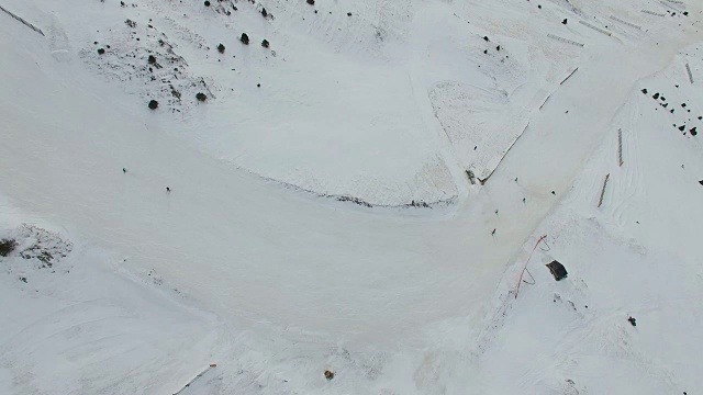 无人机拍摄的安道尔滑雪场冬季人们滑雪的空中镜头。4 k UHD。视频素材