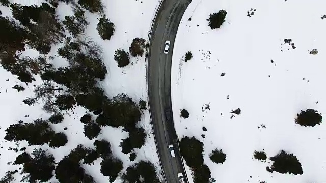 在安道尔比利牛斯山脉的雪山中，用无人机拍摄的空中镜头，有漂亮的曲线和头顶视图。4 k UHD。视频素材