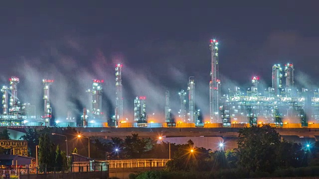 时间流逝:石化工厂的夜景视频素材