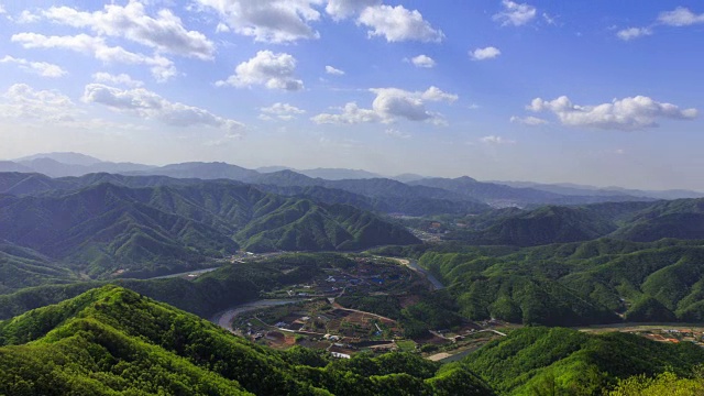 大城(在韩国国旗中表示弯曲的圆形)拍摄的红青冈河和村庄视频素材