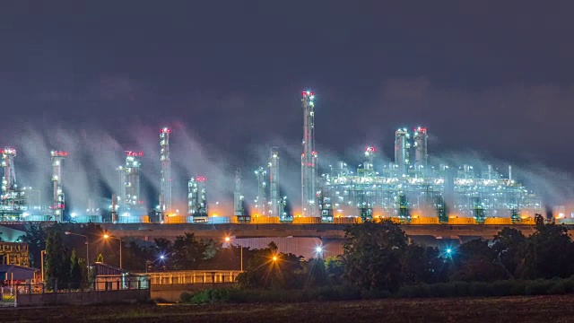 时间流逝:石化工厂的夜景视频素材