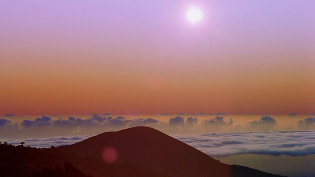 宽镜头时间流逝太阳在云后面升起与山峰在前景视频素材