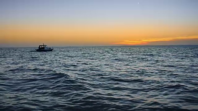 SLO MO DS船在海上在夕阳视频素材