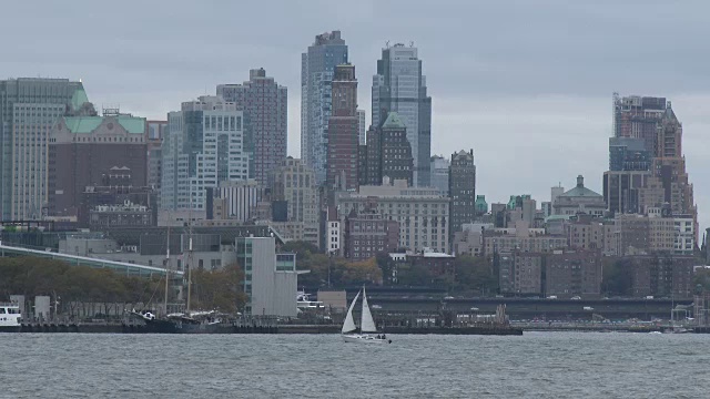 哈德逊河上的高层公寓大楼，曼哈顿市中心-秋季视频素材