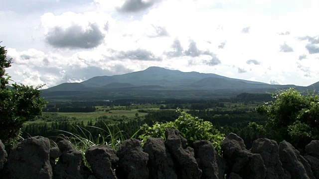 拍摄的Sangumburi(济州岛的火山渣锥)和Hallasan山国家公园视频素材