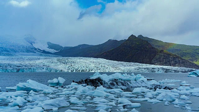 冰岛南部Jokulsarlon冰川和崩解冰山的延时拍摄视频素材