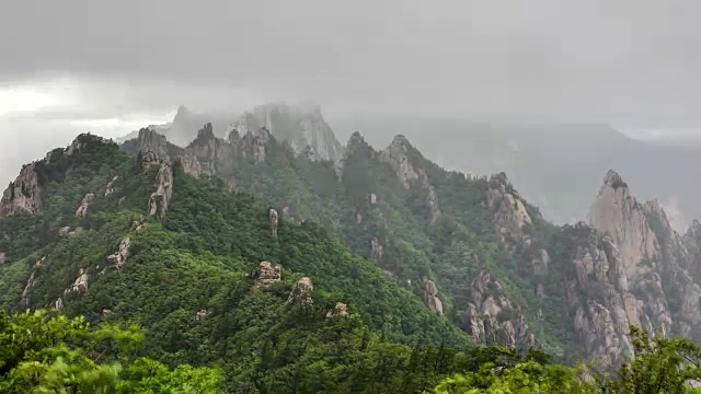 在雨天定时拍摄山景视频素材